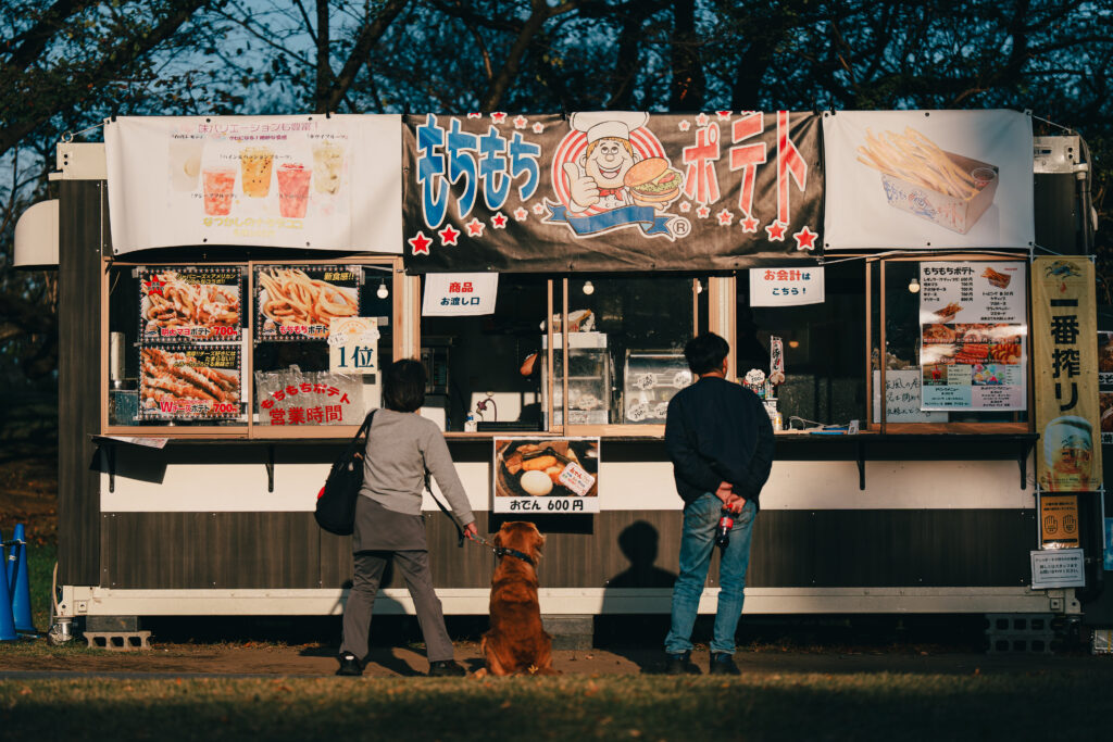 出店に並ぶ夫婦と犬
