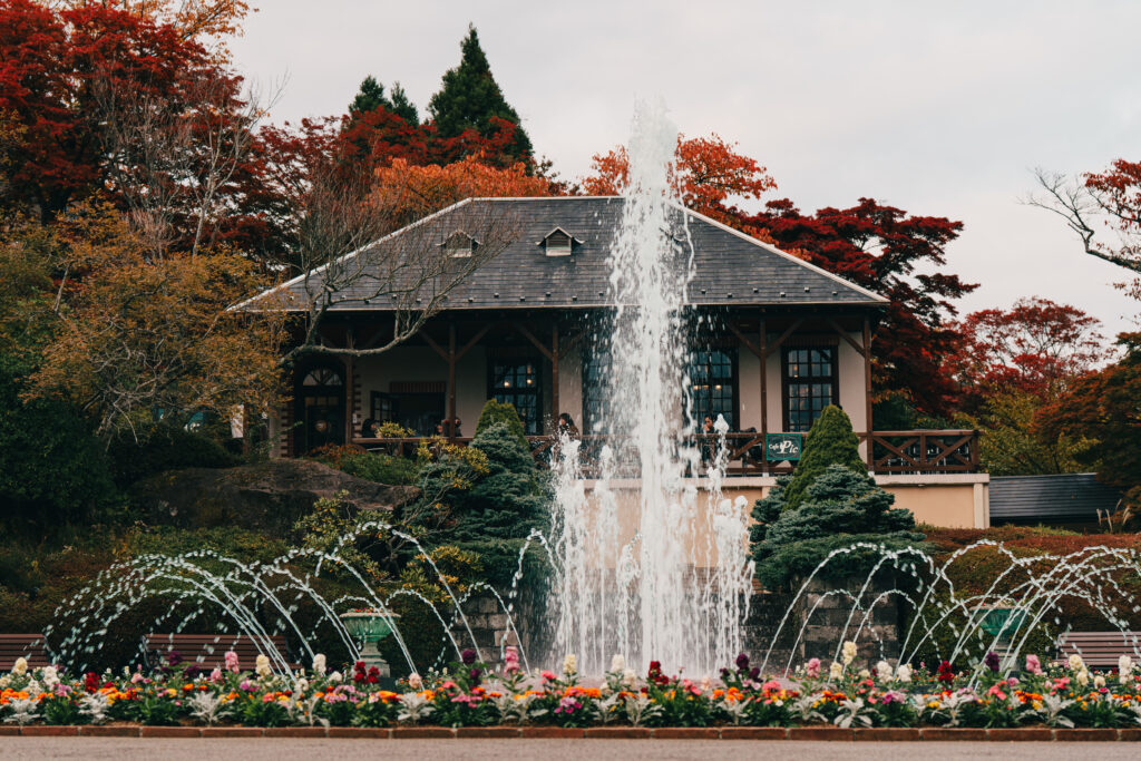 噴水とカフェと紅葉