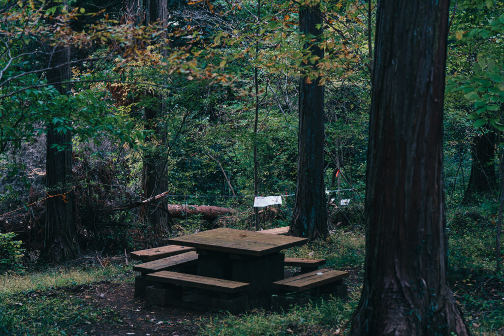 ふれあい広場のベンチとテーブル