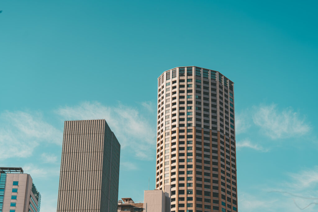 青空が映える高層マンション