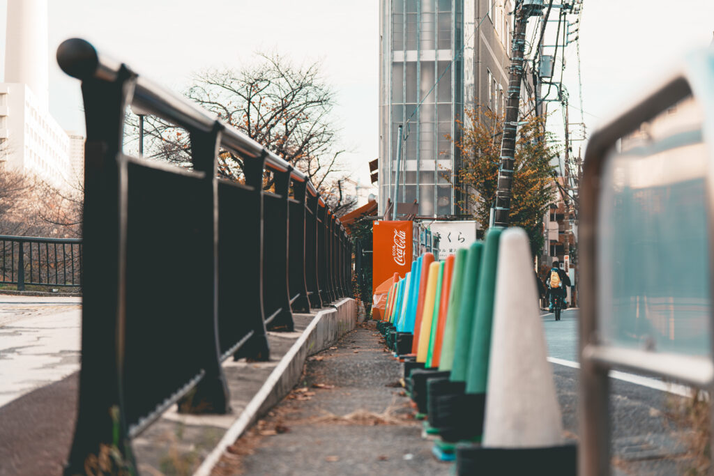 目黒川沿いのカラーコーン