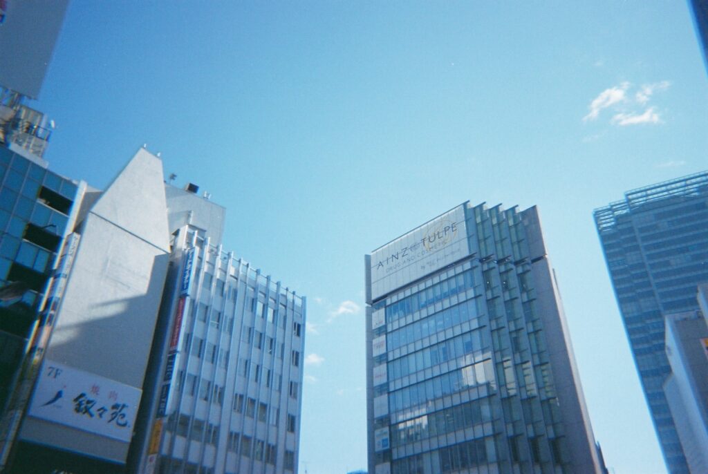新宿のビルと青空
