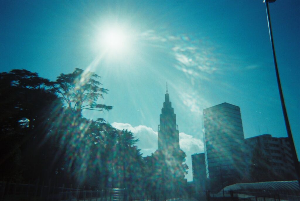 フレアが移る新宿の空